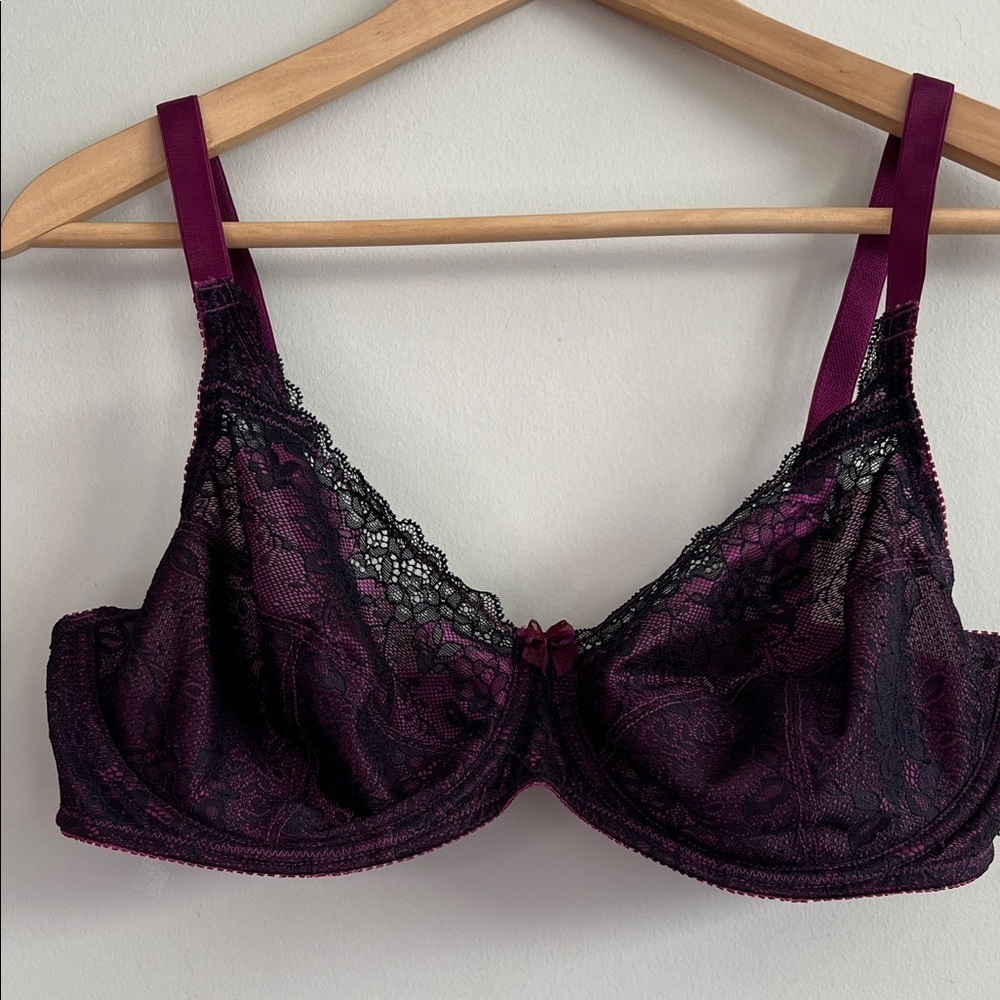 37. WONDERBRA Chantilly Lace Size 38C Lace Underwire Bra in Deep Purple Black